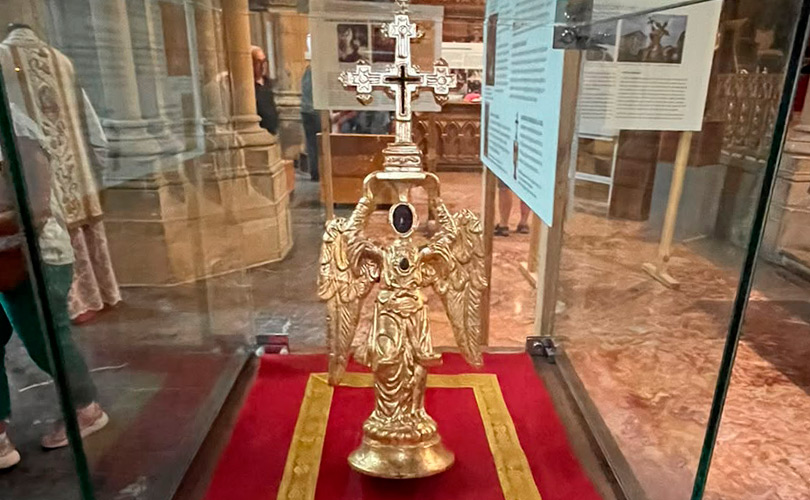 La Catedral del Buen Pastor acoge hasta finales de octubre la exposición «Mikel Gurea. San Miguel en Gipuzkoa»